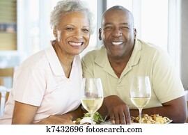 ältere paare, mittag essend, gemeinsam, an, a, gasthaus