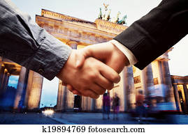 zakelijk, in, berlin., handdruk, op, brandenburg poort, achtergrond.