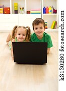 crianças, com, laptop, colocar assoalho, casa