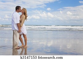 hombre y mujer, pareja que sujeta manos, besar, en, un, playa