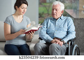 cuidado velho, assistente, livro leitura