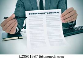 jonge man, weergeven, een, vertrouwelijkheid, overeenkomst, document