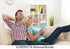 זוג שמח, להרגע, ביחד, בבית