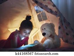 criança, lendo um livro