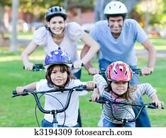 vidám család, elnyomott bicikli