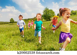 aufgeregt, laufende, kinder, in, grünes feld, spielen, gemeinsam