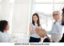 anders, zakenlui, groet, newcomer, gedurende, vergadering