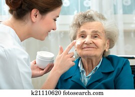 mujer anciana, es, asistido, por, enfermera, en casa