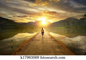 viajante, caminhando, a, estrada, para, a, montanhas