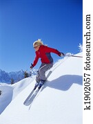 mulher jovem, esquiando