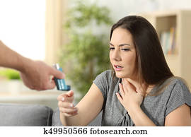 asmático, menina, sofrimento, um, ataque, e, recebendo, inalador