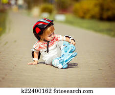 niño de dos años, niña, en, pcteres de ruedas, y, un, casco
