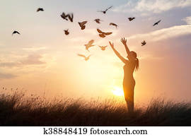 אישה מתפללת, ו, צפור חינם, להנות, טבע, ב, שקיעה, background,, קוה, מושג