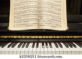 פסנתר, עם, ספר של מוסיקה