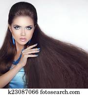 Healthy Long Hair. Beautiful Brunette Girl. Beauty makeup. Fashi