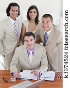 selbstbewusst, geschäftsmenschen, studieren, a, dokument