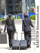 divnieks, women, komandējums, travellers, soļošana, ar, ripojošs, suitcases