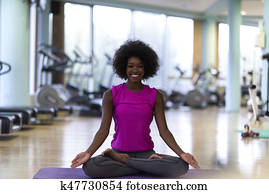 mulher americana africana, exercício, ioga, em, ginásio