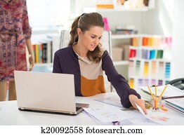 couturier, à, ordinateur portable, fonctionnement, dans, bureau