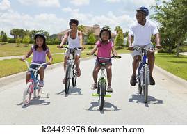 família americana africana, pais, e, crianças, ciclismo