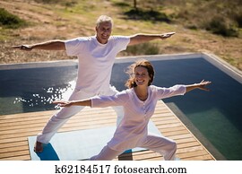 דמות, של, זוג שמח, להתאמן, יוגה, ב, ב, פולסיד