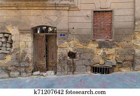 Hölzern, grunge, geschlossene, fenster, mit, schmiedeeisen, gitter, in