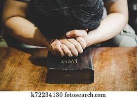 espiritualidade, e, religião, mãos dobraram, em, oração, ligado, um, bíblia santa, em, igreja, conceito, para, faith.