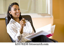 jung, afrikanisch-amerikanisch frau, in, büro, nehmen notizen