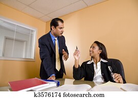 multi-ethnisch, geschäftsmann, und, geschäftsfrau, unterhalten, in, büro