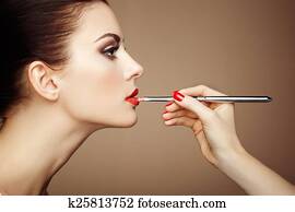 artista maquilagem, aplica, batom