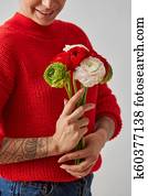 bonito, menina, em, um, sweater vermelho, com, flores mãos, ligado, um, fundo branco