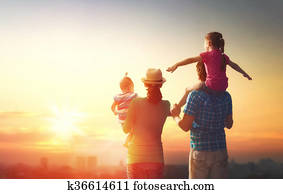 familia feliz, en, sunset.