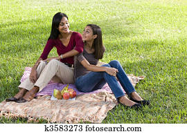 madre e hija, sentado, en, manta merienda campestre