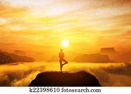 meditierende frau, in, baum, joga position, auf, dass, oberseite, von, a, bergwelt