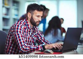 programador, trabalhando, em, um, software, desenvolvendo, companhia