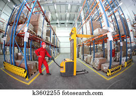 trabalhador, em, uniforme vermelho, no trabalho