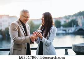 kalps, un, sieviete, komandējums, partners, ar, smartphone, stāvoklis, pa, pilsēta, expressing, excitement.