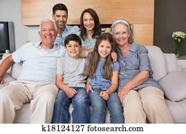 retrato, de, sonriente, familia extendida, en, sofá, en, sala