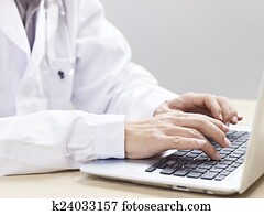 doktor, laptop benutzend
