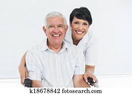 porträt, von, a, krankenschwester, mit, älter, patient, sitzen, in, rollstuhl