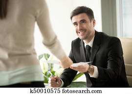 kvinnlig, jobbsökande, gir, resume, till, rekryterare, hos, arbete samtalen