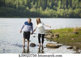 um, par jovem, andar