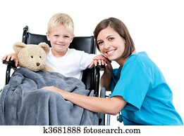 agradável, médico feminino, carregar, adorável, menino, com, seu, urso teddy, em, a, cadeira rodas, em, a, hospitalar