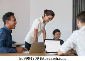 glücklich, multiethnic, angestellte, lachen, versammlung, an, büro, anweisung