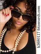 tragende gläser frau