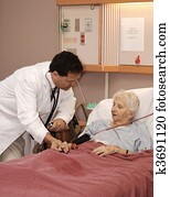 asistir, a, mujer mayor, en, hospicio