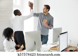 sonriente, multiracial, compañeros de trabajo, dar, alto-cinco, comer pizza, toge