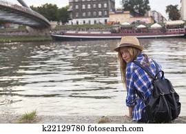 jovem, agradável, menina, senta-se, ligado, a, banco, de, vistula, rio, em, krakow., europeu, tour.