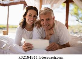 דמות, של, זוג שמח, להשתמש, קדור דיגיטלי, במיטה