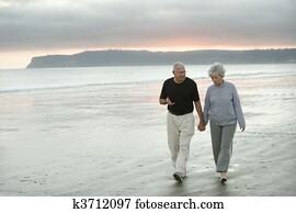 seniors, camminare, il, spiaggia